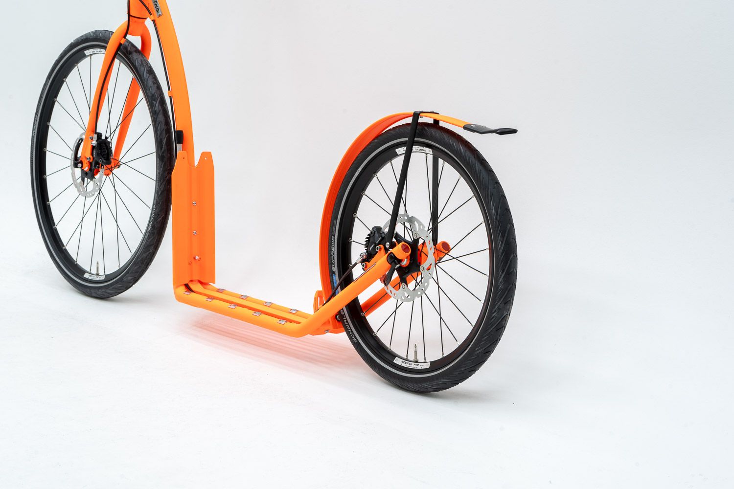 ./img/cms/mojeKOSTKA/kolobezka-tour-pro-g6-full-orange/04-kolobezka-tour-pro-g6-full-orange.jpg