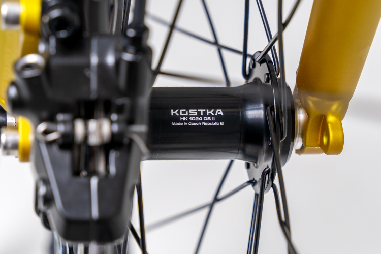 Wheels and hubs. With low rolling resistance.